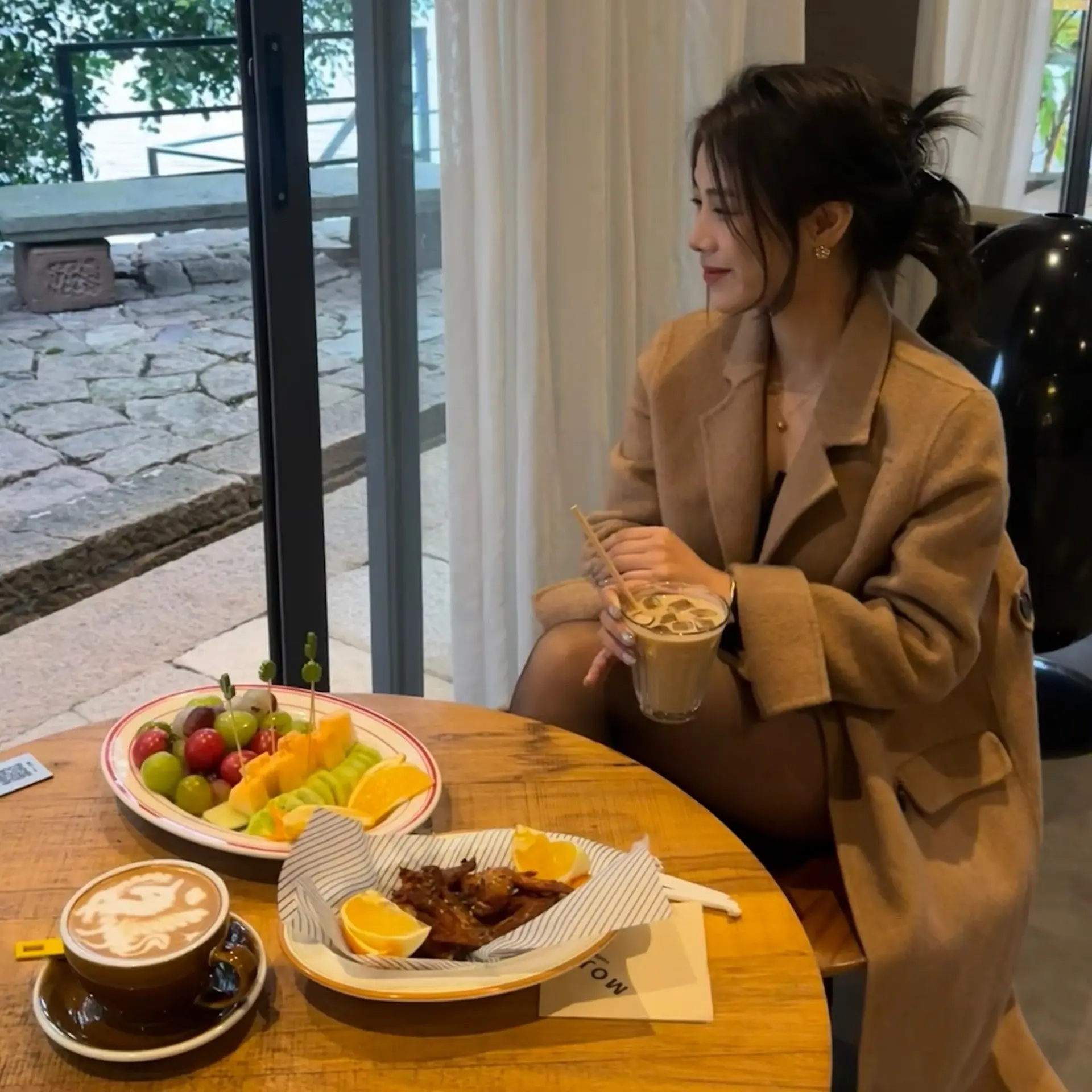 都市情感剧场：深夜食堂的邂逅与告别